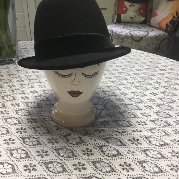 MERINO WOOL BY PLANAR hat 🎩 Accessories - Vintage ladies, black hat with velvet rimming hat pin made by PLANAR Marano WOOL